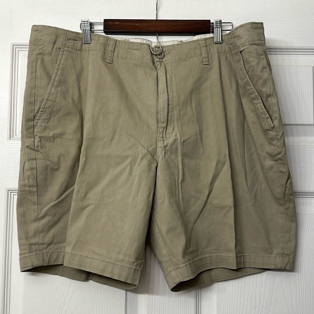 George Men’s size 42 above the knee shorts